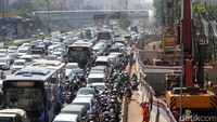 Arus lalu lintas di sekitar proyek macet panjang.
