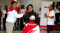 Ketua Umum Komite Olimpiade Indonesia (KOI) Erick Thohir menyerahkan bendera merah putih kepada Komandan Kontingen Indonesia dalam SEA Games 2017 Aziz Syamsuddin.