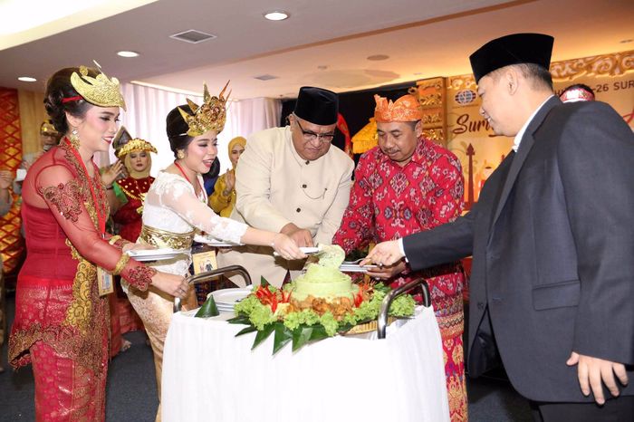 Direktur Utama PT Surveyor Indonesia, M Arif Zainuddin mengenakan baju adat Bali (Foto: Surveyor Indonesia) Direktur Utama PT Surveyor Indonesia, M Arif Zainuddin mengenakan baju adat Bali (Foto: Surveyor Indonesia)
