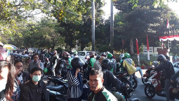 Ojek-ojek pilih ngetem di dekat stasiun dan bikin macet.