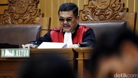 Hakim menolak gugatan praperadilan yang diajukan mantan Kepala Badan Penyehatan Perbankan Nasional (BPPN) Syafruddin Arsyad Temenggung atas penetapannya sebagai tersangka dalam kasus pemberian Surat Keterangan Lunas.