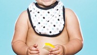 Gemas ya? Bayi keriting ini sepertinya suka dengan rasa asam lemon. (Foto: David Wile)