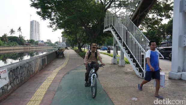 Trotoar rindang di Jalan Daan Mogot.