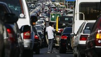 Macet panjang di salah satu ruas jalan di Beijing membuat beberapa pengendara turun dari mobilnya. Cancan Chu/Getty Images.