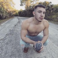 Transformasi Jaimie Wilson menjadi pria dimulai dengan memotong rambut pirang panjangnya menjadi pendek, lalu mulai memakai baju pria. Foto: Dok. Instagram/Jaimie Wilson
