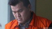 Tersangka kasus korupsi e-KTP Andi Agustinus alias Andi Narogong tertunduk lesu usai menjalani pemeriksaan di gedung KPK, Jakarta, Rabu (2/8).