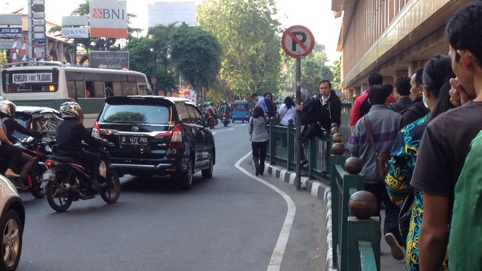 Masih ada Angkot dan Ojek yang Ngetem di Depan Stasiun Cikini