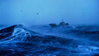Kalau foto ini, saat kapal nelayan diterjang badai besar di perairan Laut Utara, Norwegia. Kabut tebal dan suasana muram semakin menambah dramatis momen ini (Getty Images)