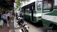 Kopaja tersebut tetap nekat ngetem meski telah dilarang oleh  Badan Pengelolaan Transportasi Jabodetabek (BPTJ).