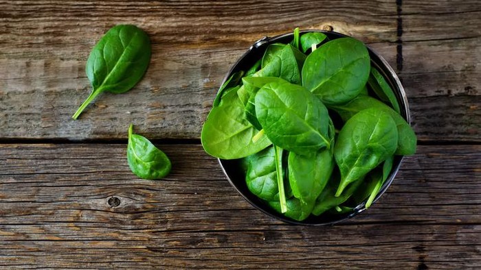 Jadikan bayam menu sayur utama hari ini. Makan bayam dapat membantu meredakan pegal dan nyeri otot karena adanya kandungan magnesium yang membantu menjaga otot dan saraf berfungsi normal. Kandungan nutrisi dalam bayam juga telah terbukti membantu mengatur gula darah dan tekanan darah. Foto: detikFood/iStock Jadikan bayam menu sayur utama hari ini. Makan bayam dapat membantu meredakan pegal dan nyeri otot karena adanya kandungan magnesium yang membantu menjaga otot dan saraf berfungsi normal. Kandungan nutrisi dalam bayam juga telah terbukti membantu mengatur gula darah dan tekanan darah. Foto: detikFood/iStock