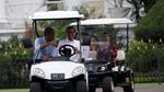 Potret Gaya Jokowi Jadi Sopir di Istana
