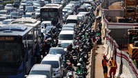 Macet disebabkan oleh penyempitan ruas jalan karena proyek pembangunan LRT.