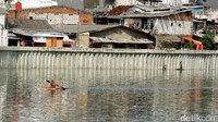 Latihan perahu dayung kerap dilakukan di danau tersebut.