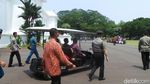 Potret Gaya Jokowi Jadi Sopir di Istana