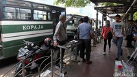 Kopaja parkir berjejer di pinggir jalan depan Stasiun Dukuh Atas.
