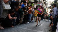 Apa rasanya ya menahan keseimbangan sambil berlari mengenakan high heels? (Juan Medina/Reuters