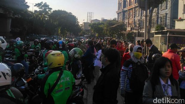 Jangan-jangan lebih banyak ojeknya ketimbang penumpangnya.