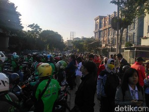 Kelakuan Abang Ojek Online di Stasiun Sudirman
