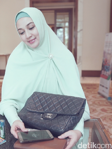 Video: Intip Isi Tas Chanel Dina Lorenza yang Berusia 10 Tahun