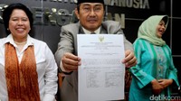 Ketua Panitia seleksi (Pansel) Komnas HAM, Jimly Asshiddiqie saat memaerkan 14 nama calon anggota Komnas HAM periode 2017-2022 untuk mengikuti uji kelayakan di DPR.