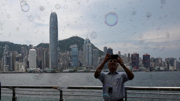 Foto: Cantiknya Gelembung Busa Hiasi Pencakar Langit Hong Kong