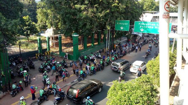 Penampakan ojek online yang mangkal dekat Stasiun Palmerah.