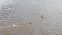 Foto: Suara gembira mereka terdengar begitu renyah. Dengan telanjang dada, satu per satu anak laki-laki di sini heboh melompat ke sungai, lalu berenang santai sejenak (Kurnia/detikTravel)