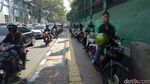 Foto: Aduh! Ojek Menyerbu Stasiun Palmerah dan Bikin Macet