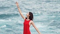 Gimana, mau main ke pantai bareng Putri? (Dok. Instagram/putrimarino)