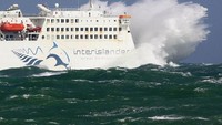 Ini foto saat kapal feri antar pulau, Kaitaki diterjang ombak besar saat meninggalkan Pelabuhan Wellington di Selandia Baru menuju ke Kota Picton. Kapal feri ini mesti berjuang saat dihantam angin kencang dan ombak setinggi 12 meter (Getty Images)