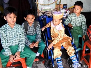 Sumringahnya Alana Dikunjungi Teman-teman Sekolah
