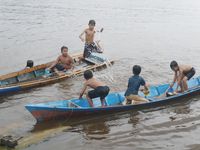 Bahagia yang Sederhana di Tepi Sungai Kapuas