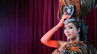 Dalam bahasa Thailand, Ladyboy disebut sebagai Kathoey. Mereka adalah transgender. Dahulu mereka adalah laki-laki, tetapi kemudian mengubah jenis kelaminnya menjadi perempuan (Alcazar Thailand)