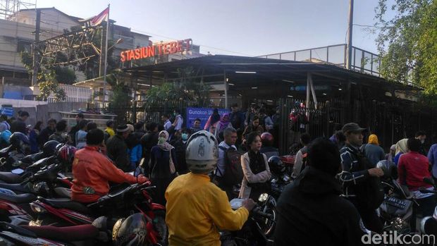 Depan Stasiun Tebet juga terlihat banyak tukang ojek berebut penumpang.