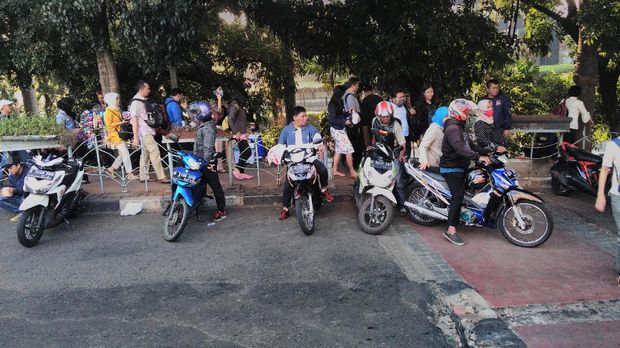 Jelang Penertiban, Angkot dan Ojek Online Masih Ngetem di Dukuh Atas 