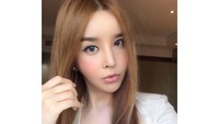 Aktris berusia 42 tahun itu pun menikah dengan Micky Jung pada tahun 2007 lalu namun jarang ditemui fotonya bersama sang suami. (Dok. Instagram/risu_ha)