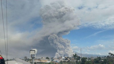 Penampakan Semburan Awan Pekat nan Panas dari Perut Sinabung
