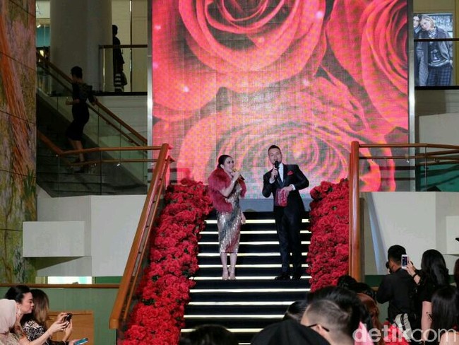 Syahrini mempromosikan parfumnya yang diklaimnya sangat cocok untuk wanita modern yang suka traveling atau jalan-jalan. Foto: Anggi Mayasari