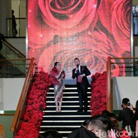 Syahrini mempromosikan parfumnya yang diklaimnya sangat cocok untuk wanita modern yang suka traveling atau jalan-jalan. Foto: Anggi Mayasari