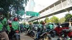 Foto: Aduh! Ojek Menyerbu Stasiun Palmerah dan Bikin Macet