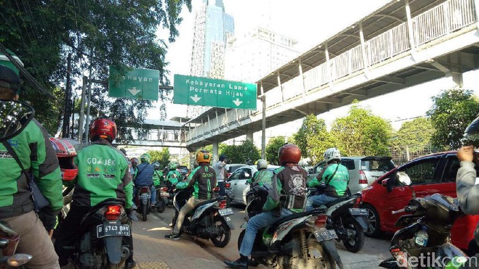 Ojek mangkal di stasiun Palmerah
