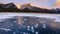 Traveler yang ingin berkunjung ke danau saat musim dingin untuk melihat gelembung beku ini dipersilakan, namun harus berhati-hati. Papan peringatan dilarang menyalakan api juga sudah dipasang di sekitar danau (Thinkstock)