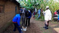 Mereka nantinya disunat oleh penyunat di kampung di hadapan ayah mereka (Noor Khamis/Reuters)
