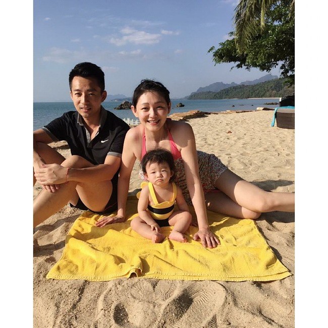 Sudah menikah, Barbie sering menghabiskan waktu dengan keluarga. Misalnya pergi ke pantai dengan anak dan suami. Foto: Instagram Barbie Hsu