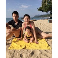 Sudah menikah, Barbie sering menghabiskan waktu dengan keluarga. Misalnya pergi ke pantai dengan anak dan suami. Foto: Instagram Barbie Hsu