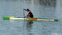 Danau Sunter sisi barat ini sebelumnya dipenuhi sampah dan eceng gondok. Kini danau tersebut menjadi tempat berlatih para atlet.