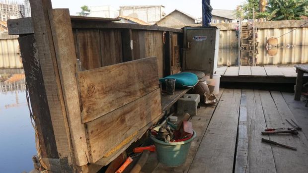 Nyeberang di Kali Mookervart, Warga Pilih Rakit daripada Jembatan