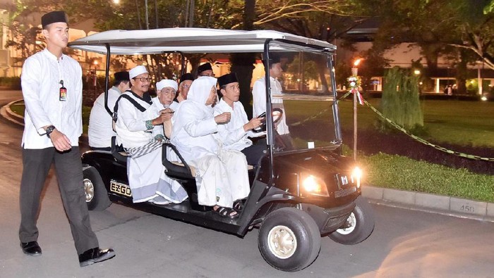 Momen Jokowi Jadi Sopir Para Ulama di Istana