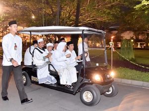 Momen Jokowi Jadi Sopir Para Ulama di Istana