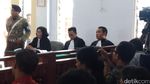 Foto: Fidelis Tertunduk Lesu Saat Divonis 8 Bulan Penjara